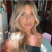 Persona responsable, organizada, formada en la atención a personas dependientes y con experiencia en refuerzo escolar.